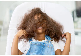 Comment démêler les cheveux des enfants afros métissés